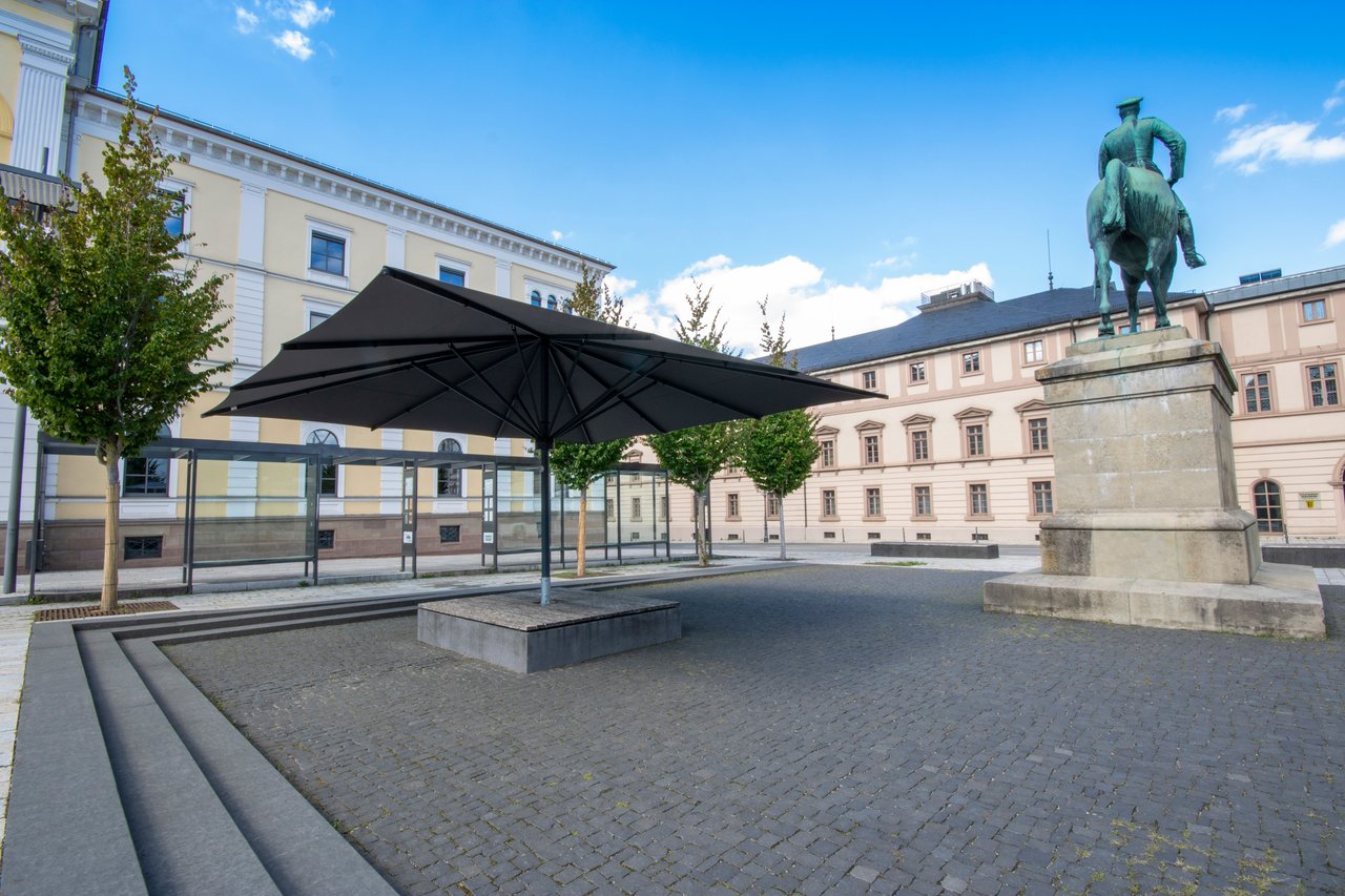 Architektonischer XXL-Sonnenschirm auf einem öffentlichen Platz