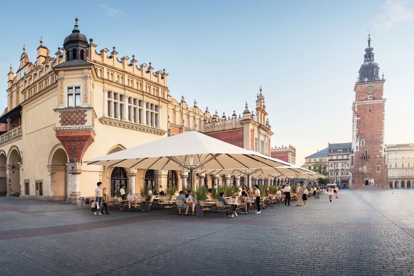 Bahama Magnum Großschirme über einer Restaurantterrasse auf einem historischen Marktplatz