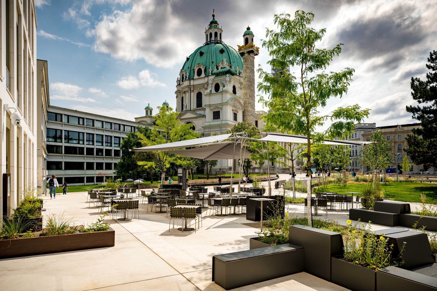 Großes SunSquare Sonnensegel auf einer Stadtterrasse vor historischer Kirchenkulisse