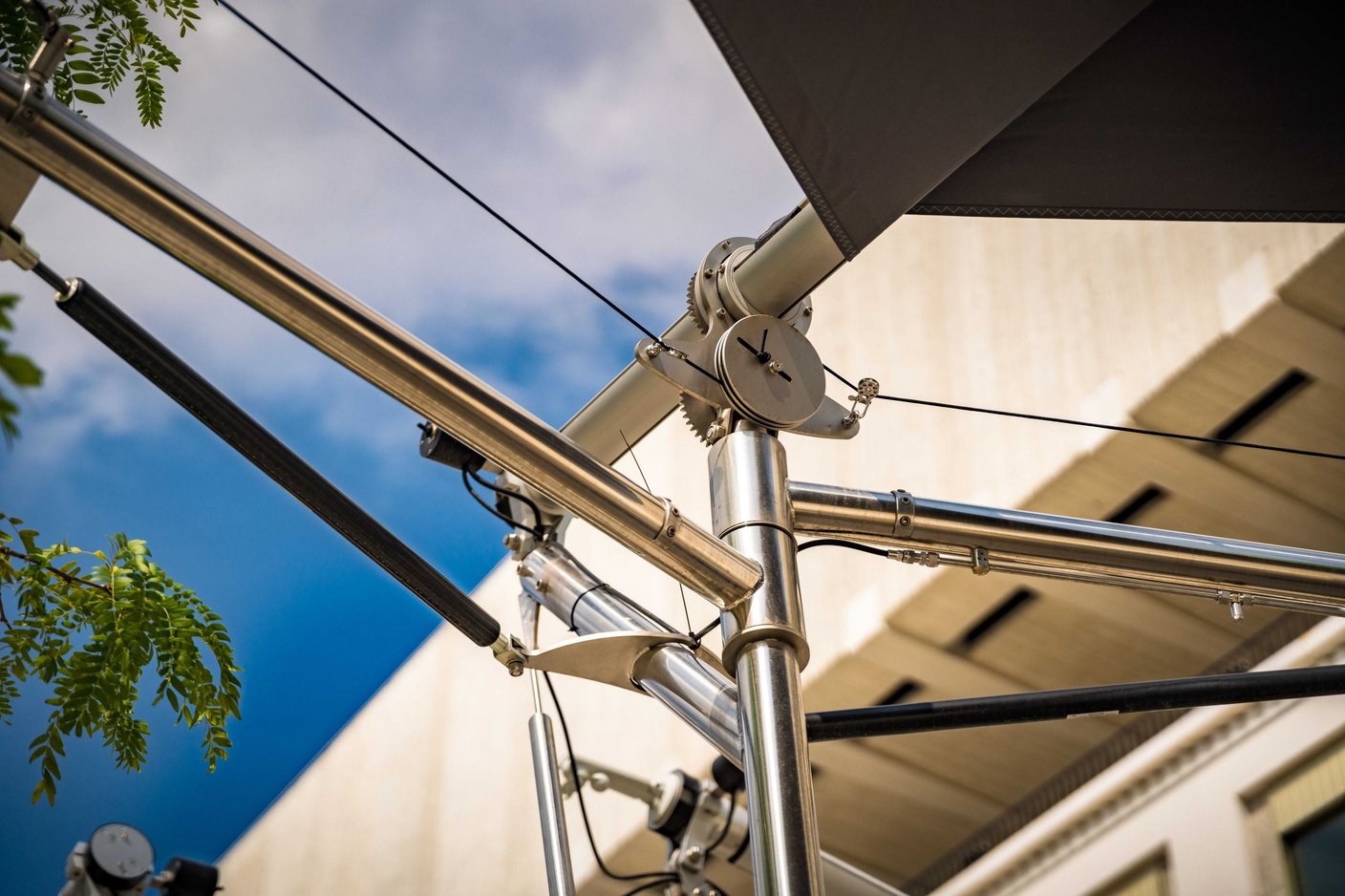 Edelstahl-Wickelmodul eines aufrollbaren SunSquare Sonnensegels am Mast