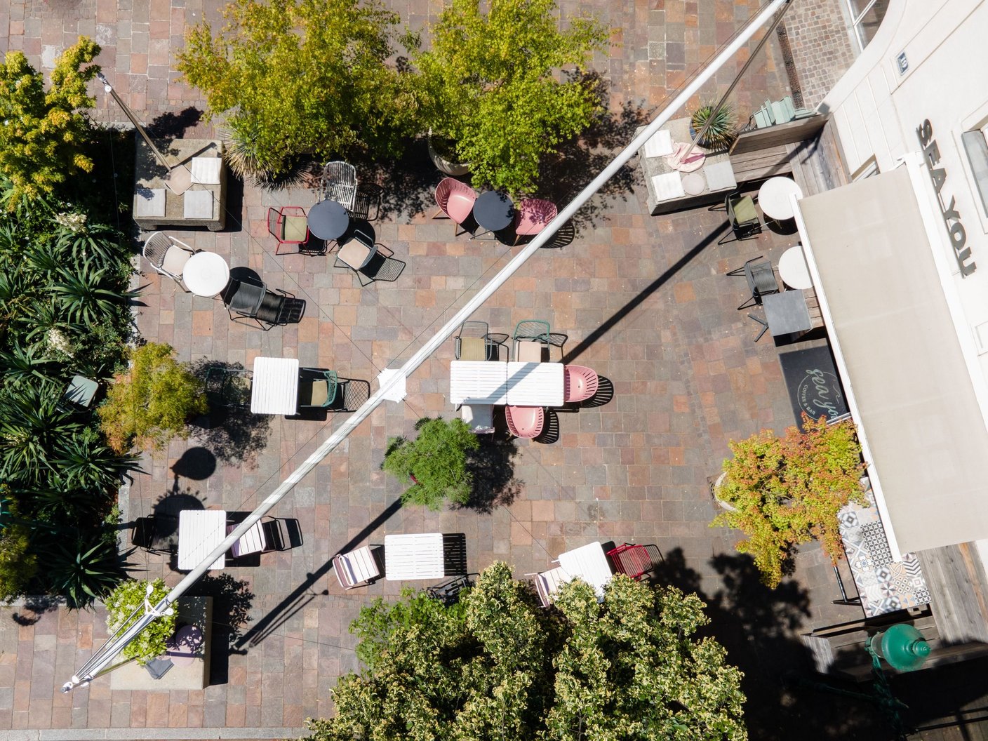 Luftaufnahme: Sonnensegel eingefahren, Terrasse frei sichtbar