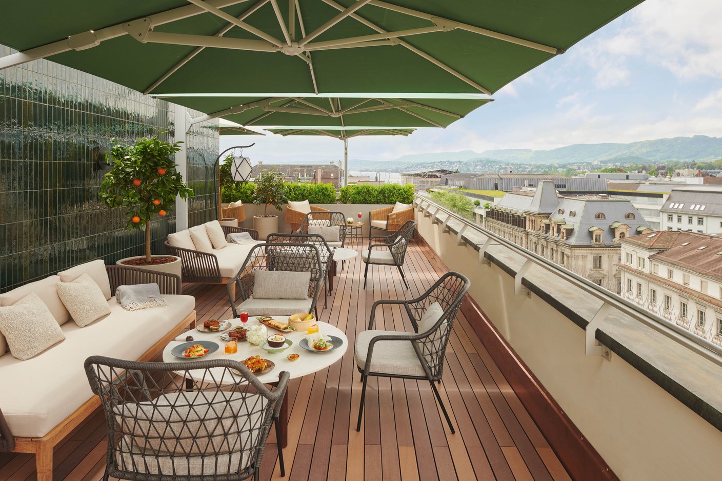 Glatz Ampelschirme über einer eleganten Hotel-Rooftop-Lounge