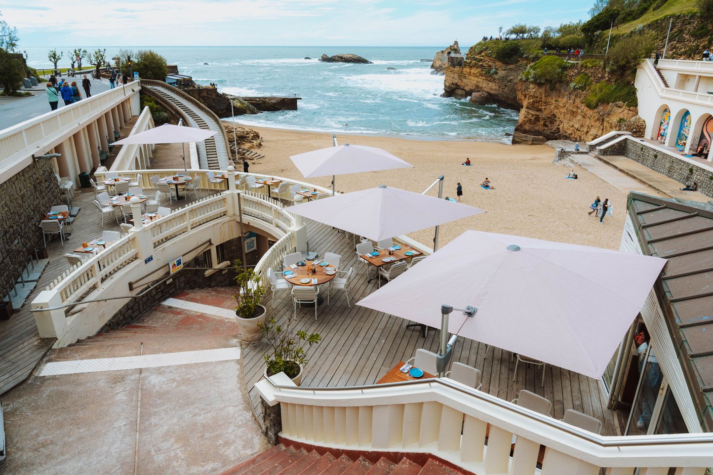 Glatz Fortano Ampelschirme über einer Strandterrasse in Biarritz, Meer und Strand im Hintergrund