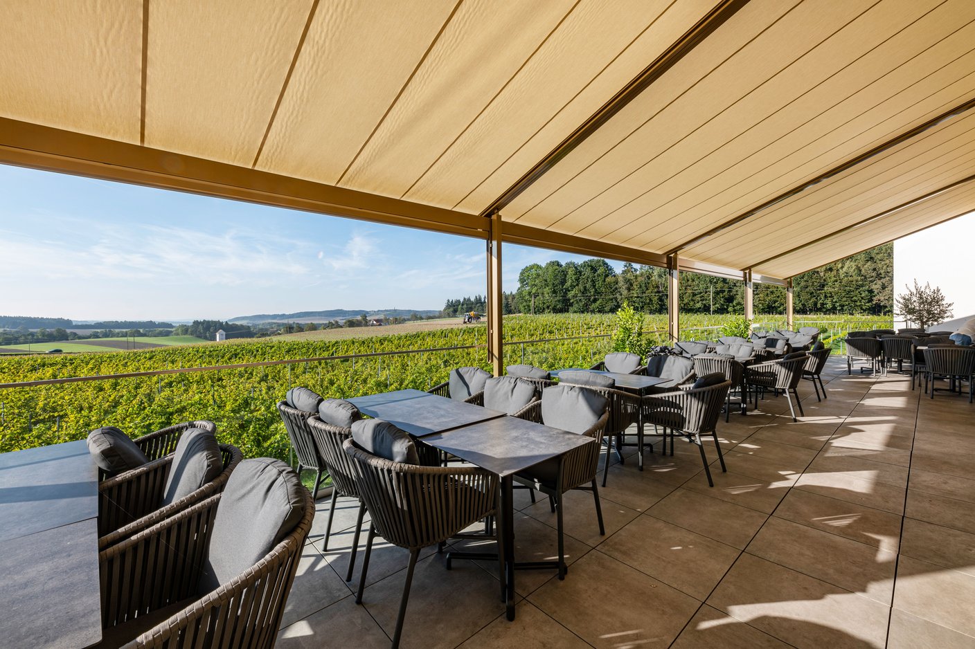 markilux Pergolamarkise über einer Terrasse mit Blick über Weinberge