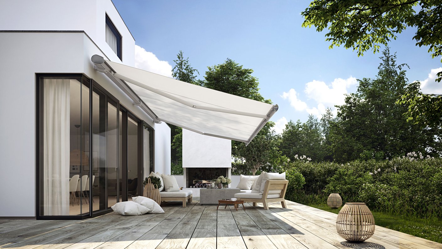 markilux 6000 Kassettenmarkise mit hellem Tuch über einer Gartenterrasse