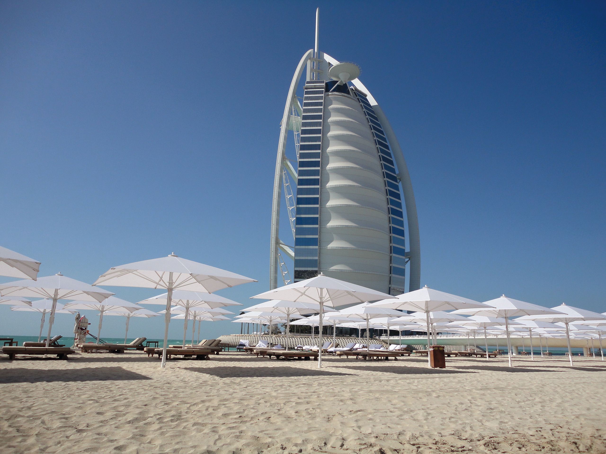 Weiße Bahama Jumbrella Großschirme am Strand vor dem Burj Al Arab in Dubai