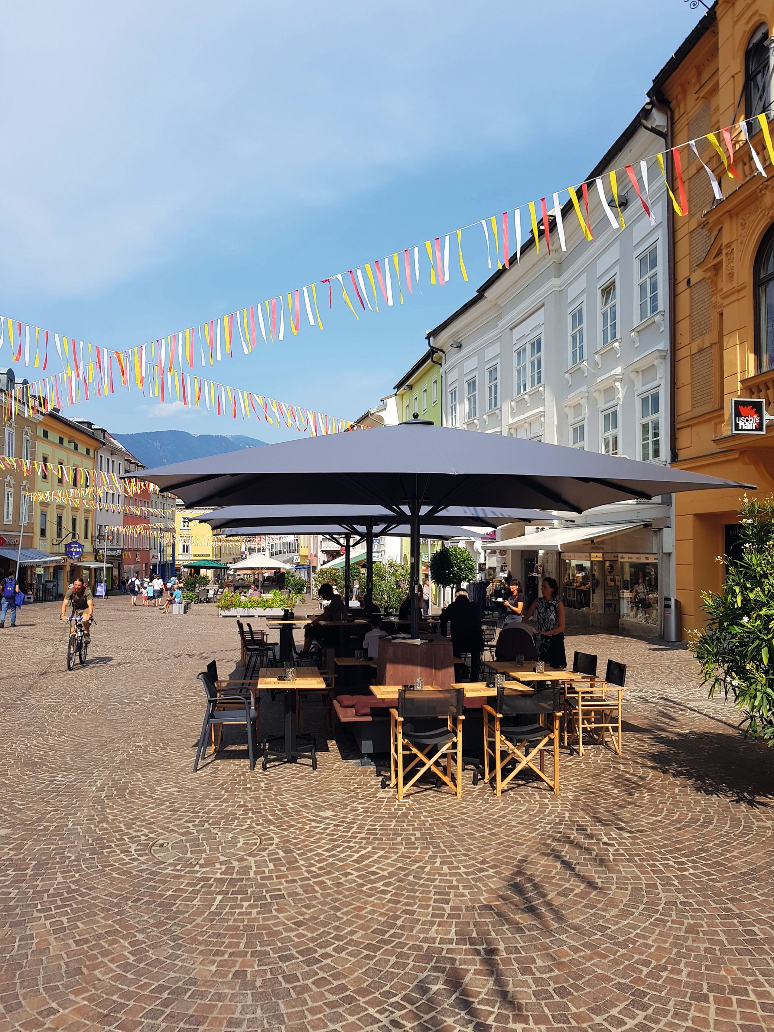 Große Bahama Jumbrella Großschirme über einem Marktplatz mit Wimpelketten