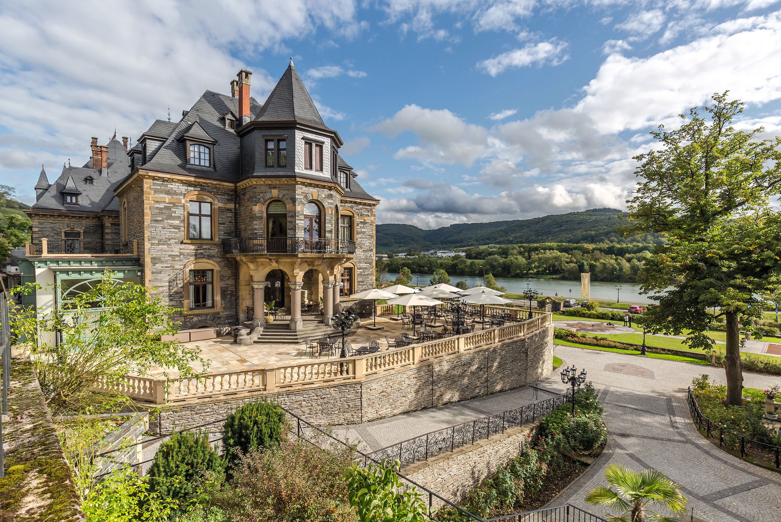 Bahama Jumbrella Großschirme über der Terrasse von Schloss Lieser an der Mosel