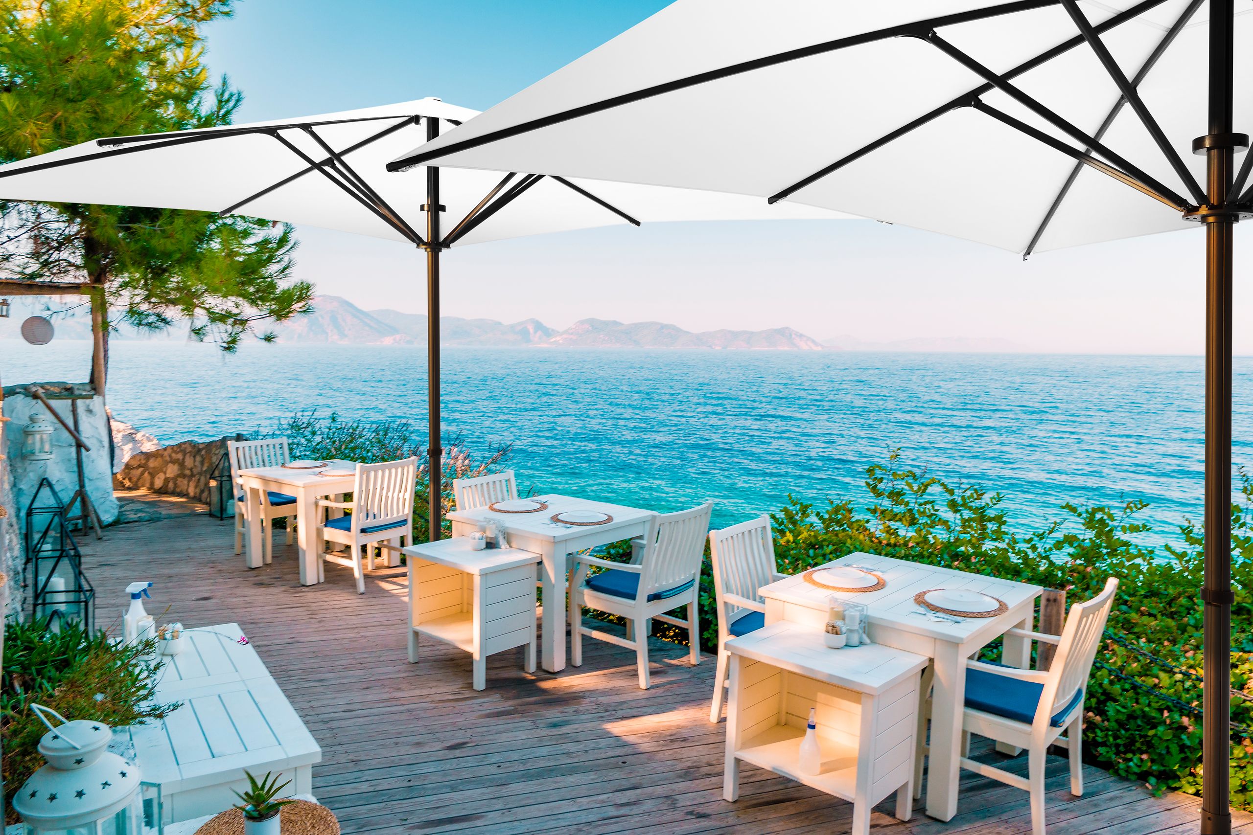 Weißer quadratischer Bahama Pure über einem gedeckten Tisch mit Meerblick