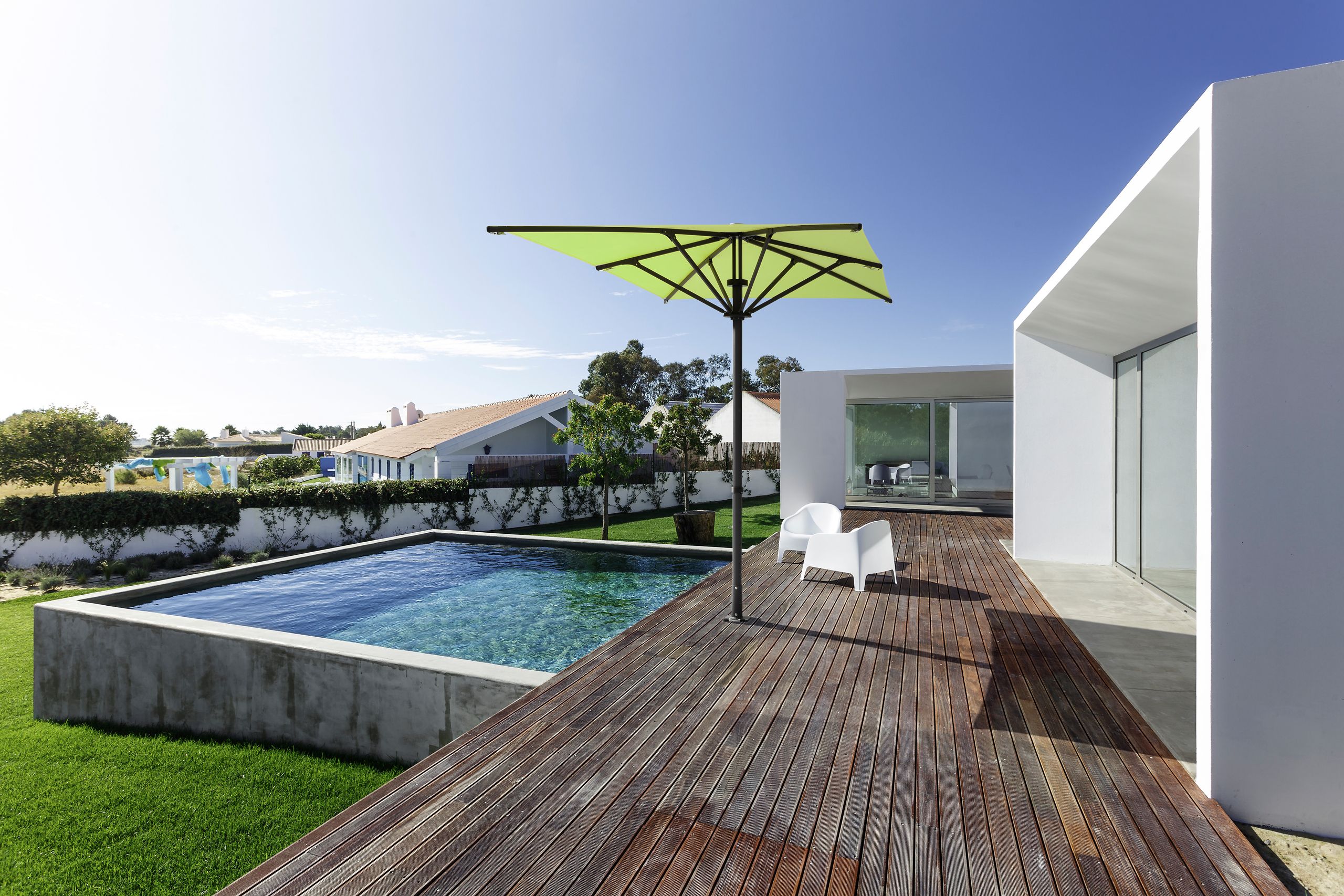Limonengrüner rechteckiger Bahama Pure an der Poolterrasse einer weißen Villa
