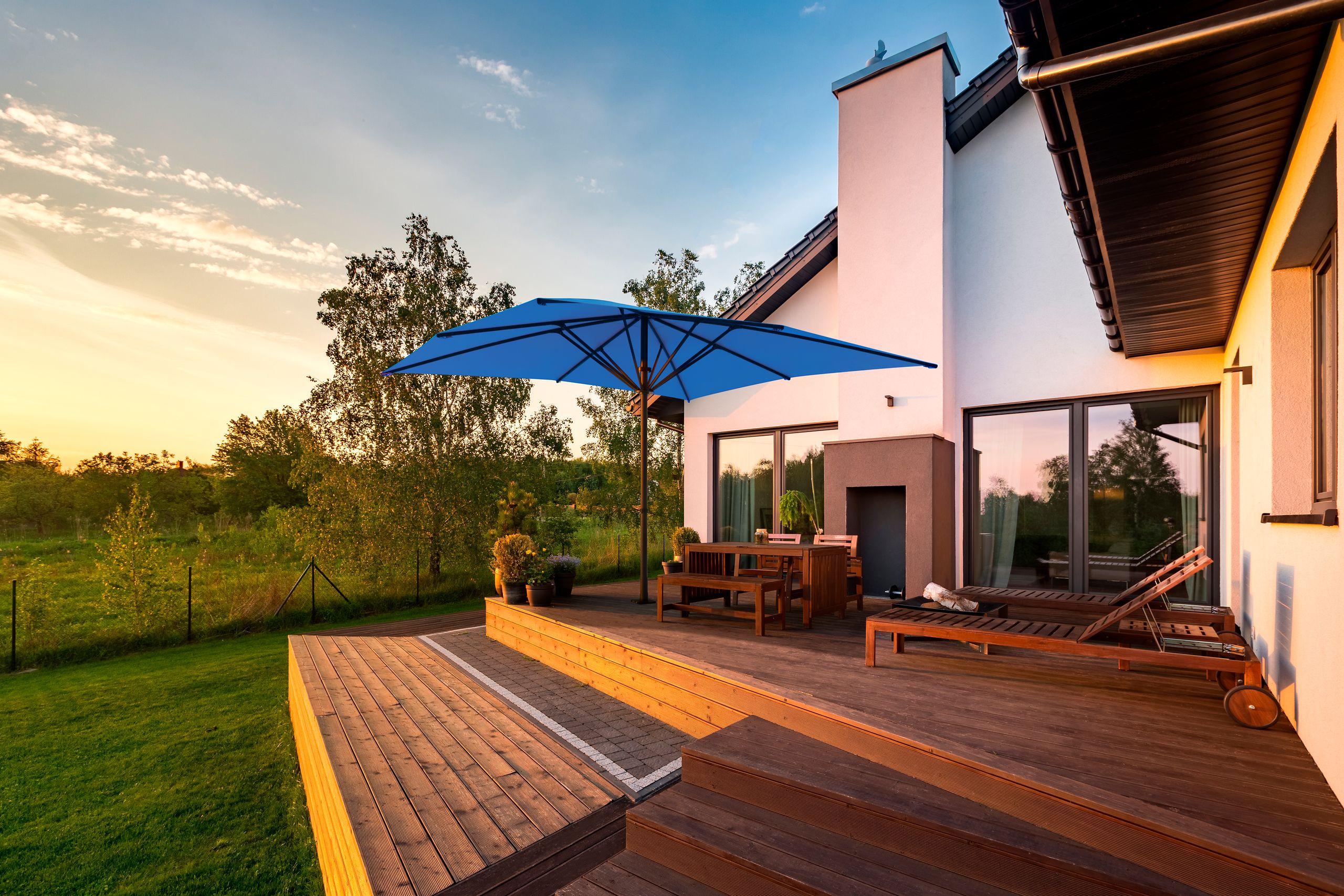 Blauer quadratischer Bahama Pure im Garten eines ländlichen Hauses in der Dämmerung