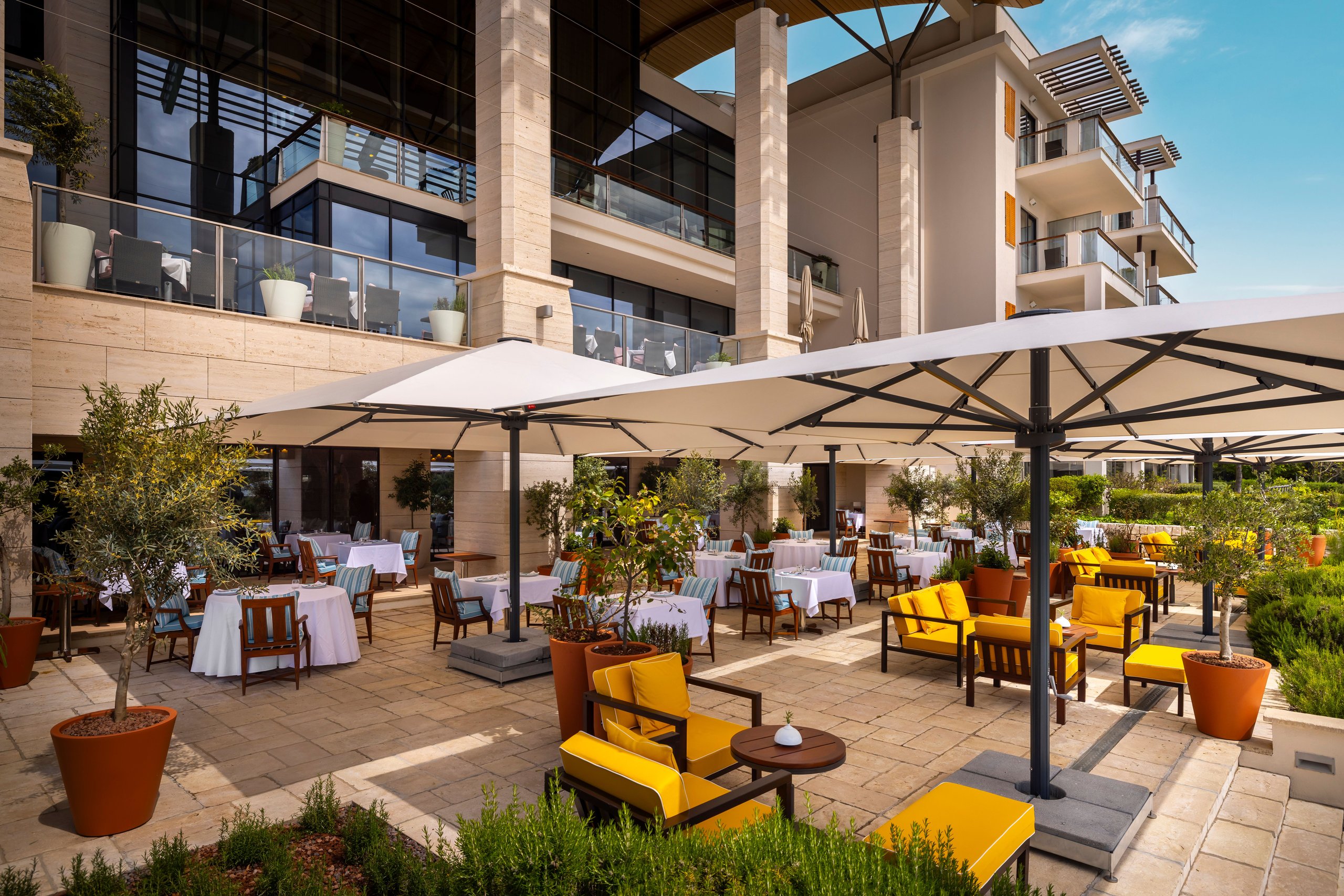 Cremefarbene Palazzo-Noblesse-Schirme über der Terrasse des MAISTRA Hotels Monte Mulini in Rovinj