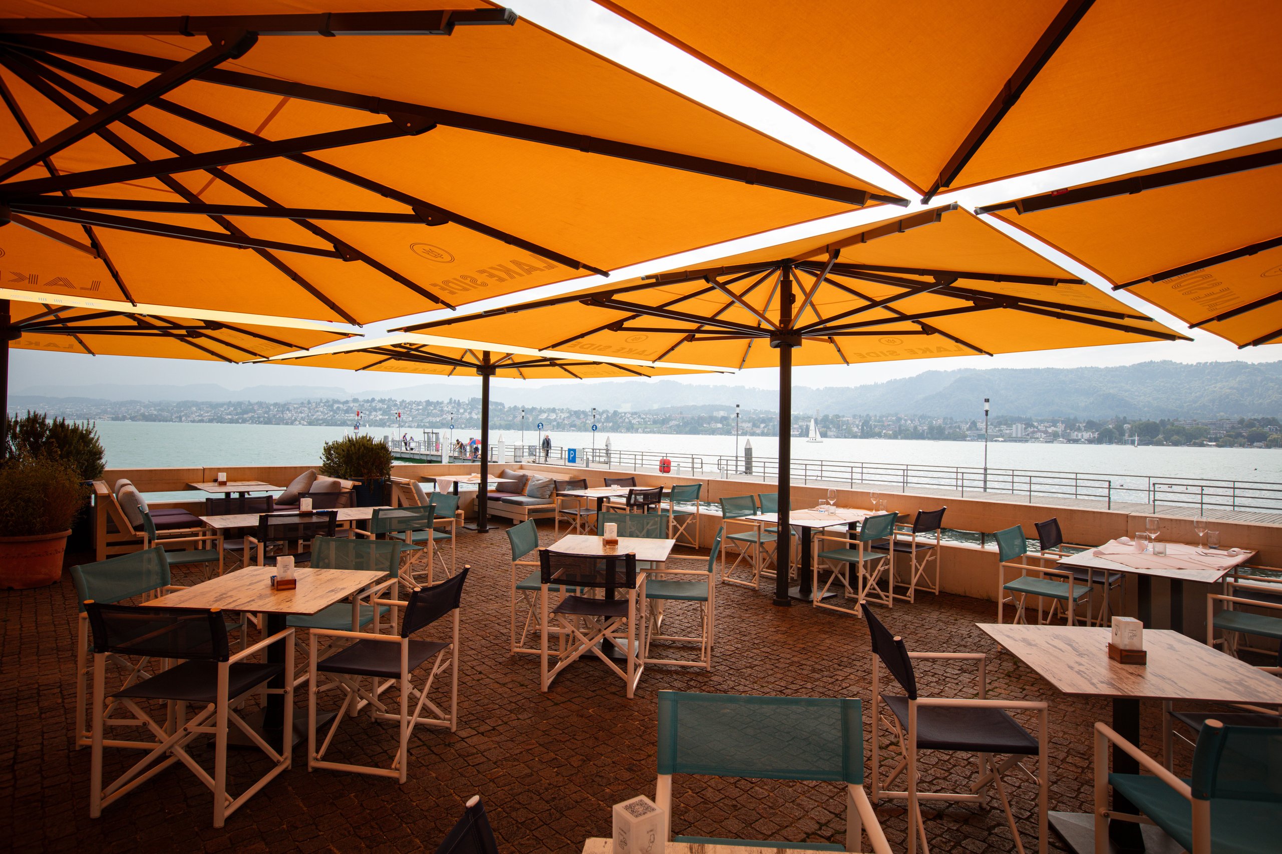 Gelbe Palazzo-Noblesse-Schirme mit anthrazitem Gestell über der Seeterrasse LakeSide in Zürich