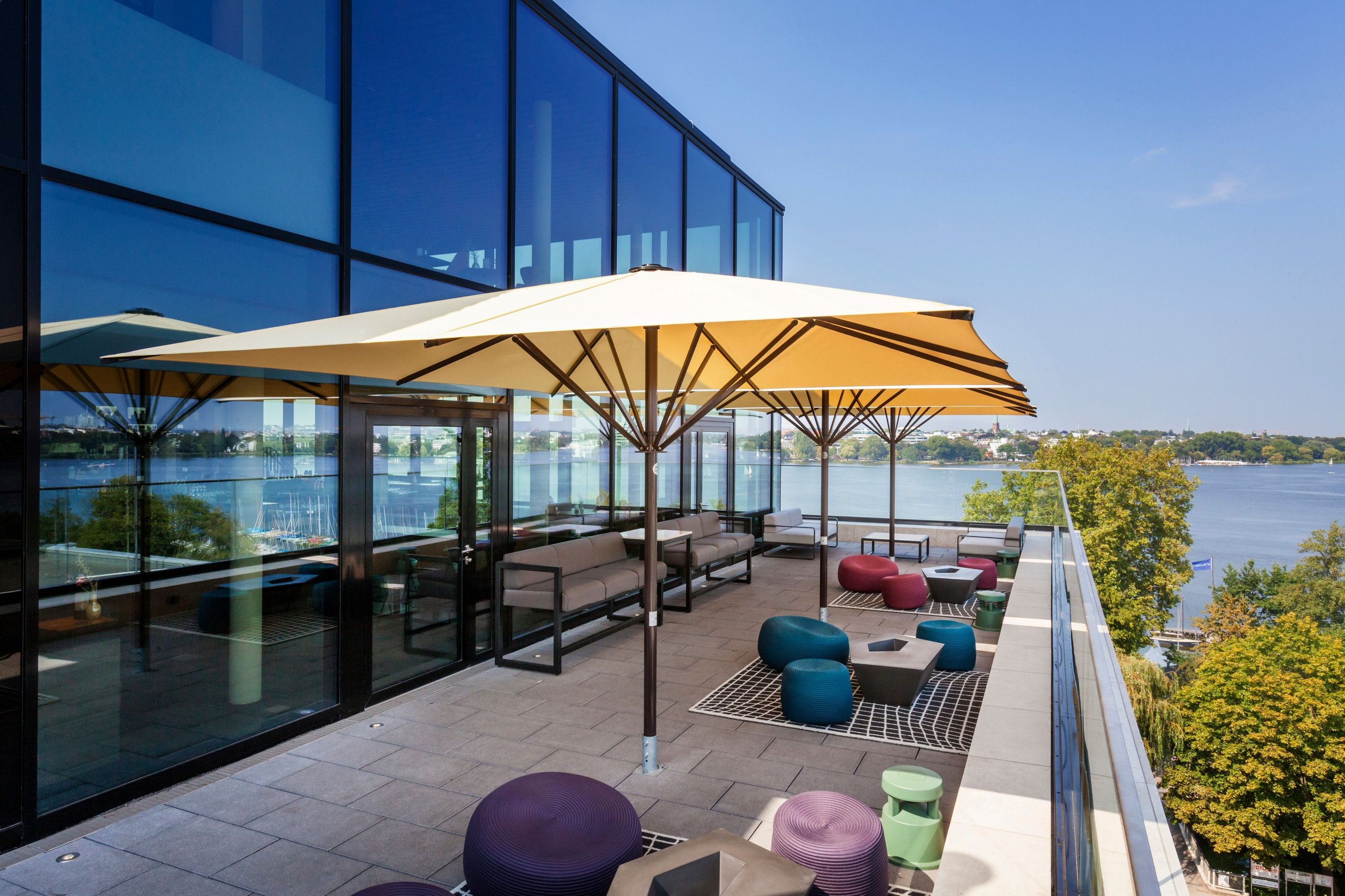 Cremefarbener MAY SCHATTELLO auf der Rooftop-Terrasse des Heritage in Hamburg, Loungemöbel mit Alsterblick