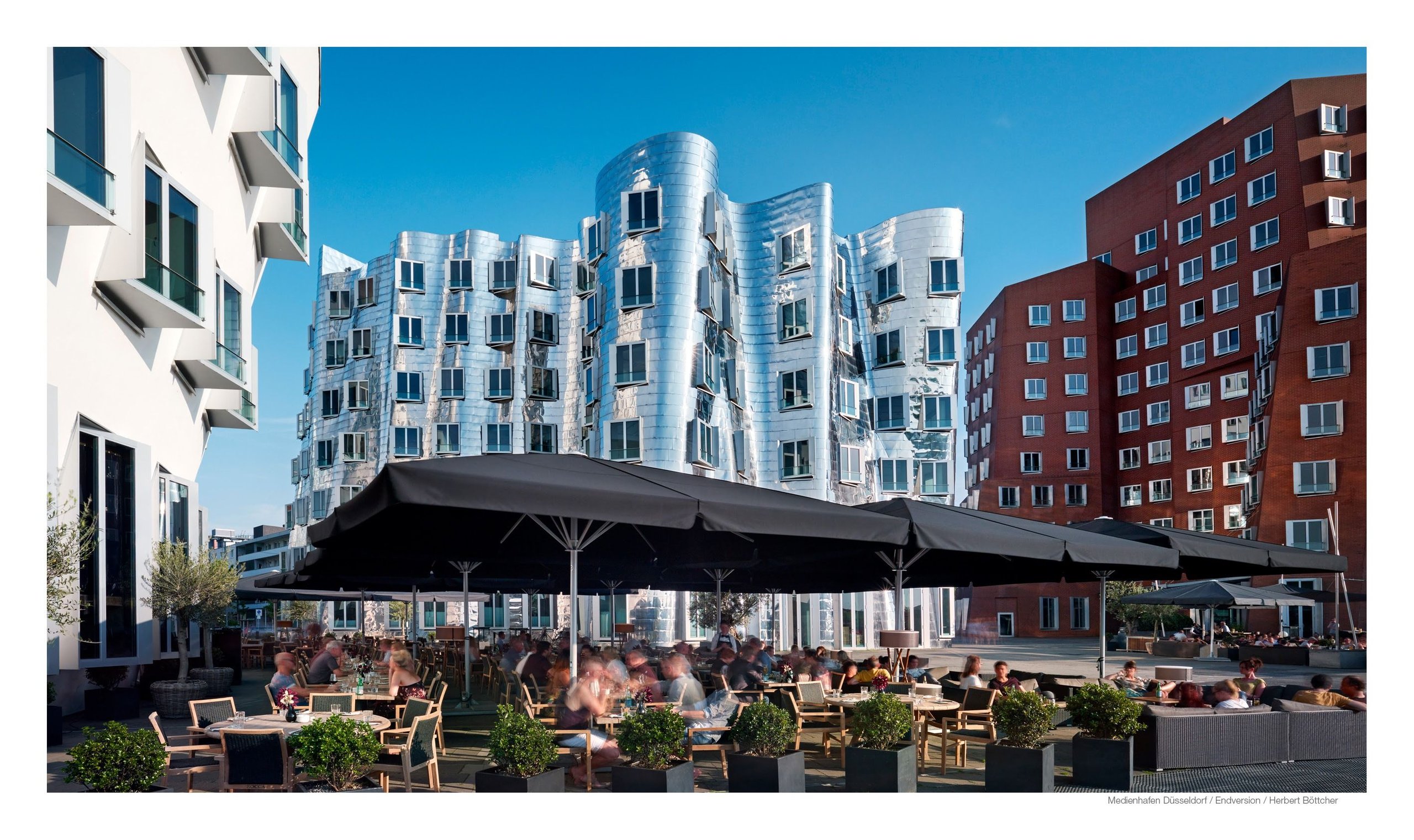 Anthrazitfarbener SCHATTELLO Gastroschirm vor den Gehry-Bauten im Medienhafen Düsseldorf