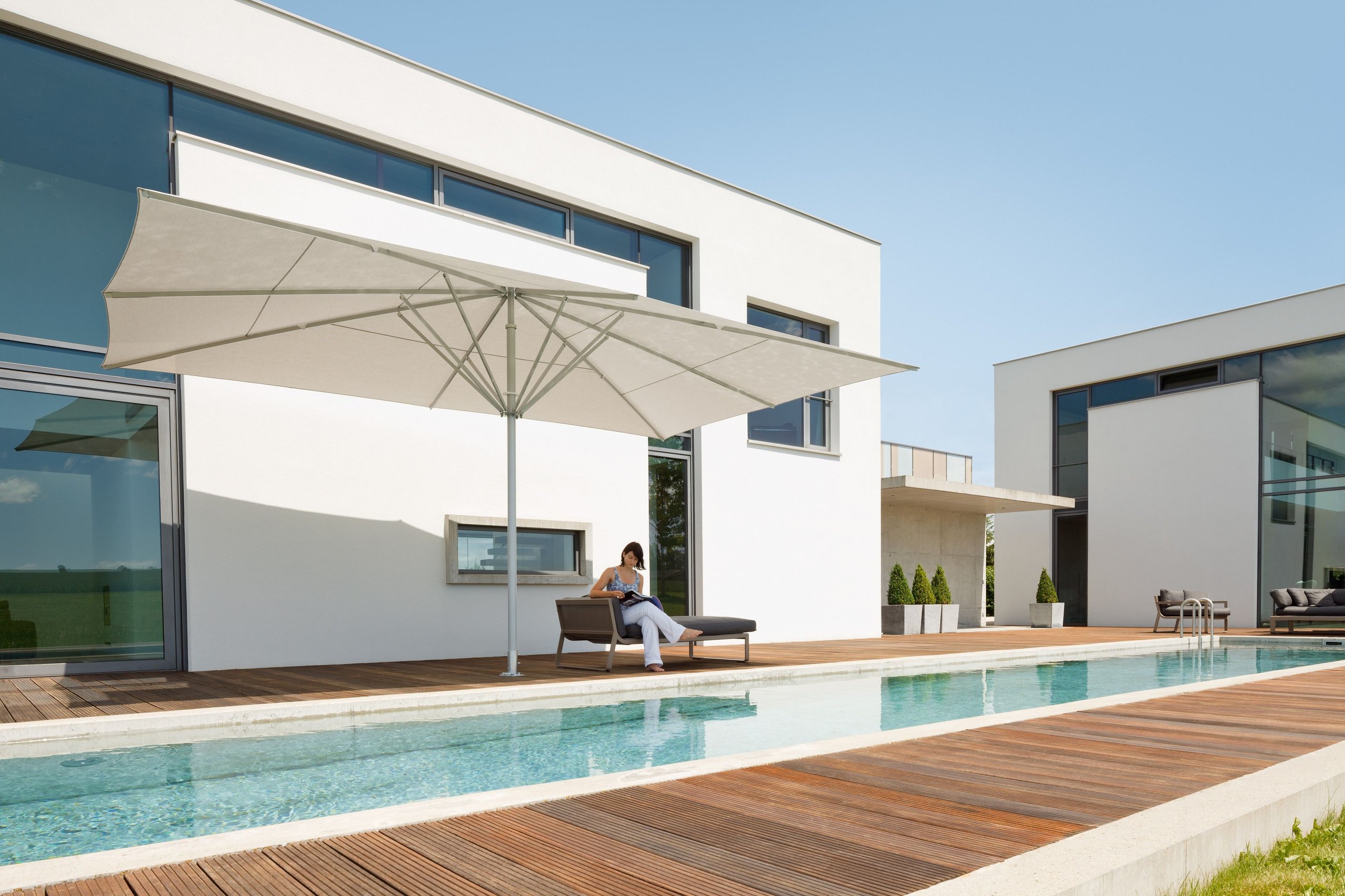 Weißer MAY SCHATTELLO über dem Pooldeck eines modernen weißen Wohnhauses