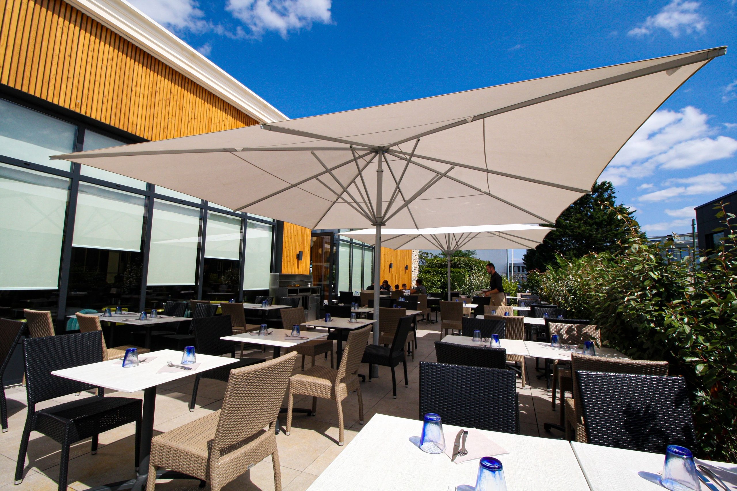 Weißes SCHATTELLO-Schirmdach über der gedeckten Restaurant-Terrasse des Il Ristorante