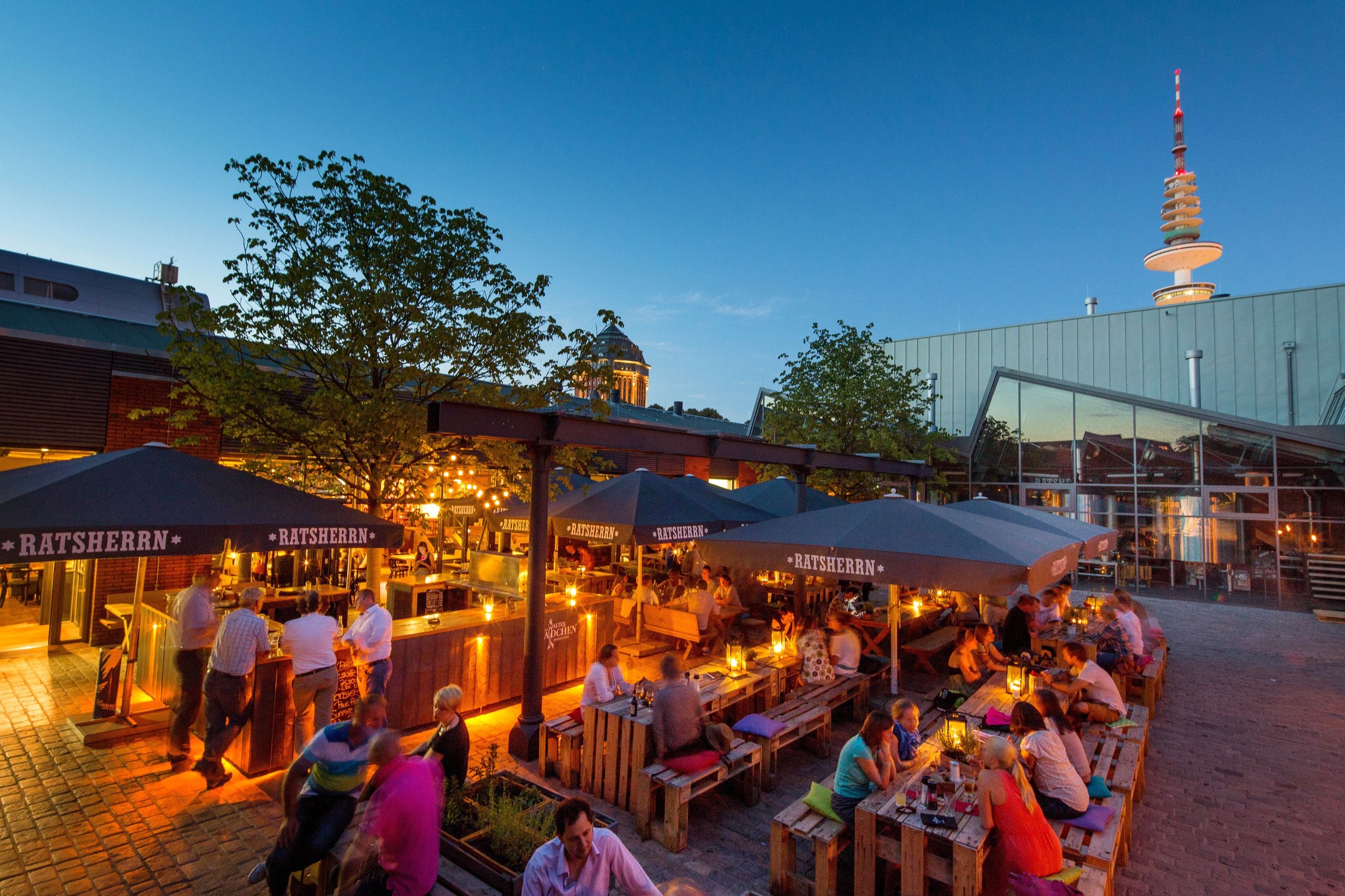 SCHATTELLO-Schirme am Abend über dem beleuchteten Biergarten des Altes Mädchen in Hamburg