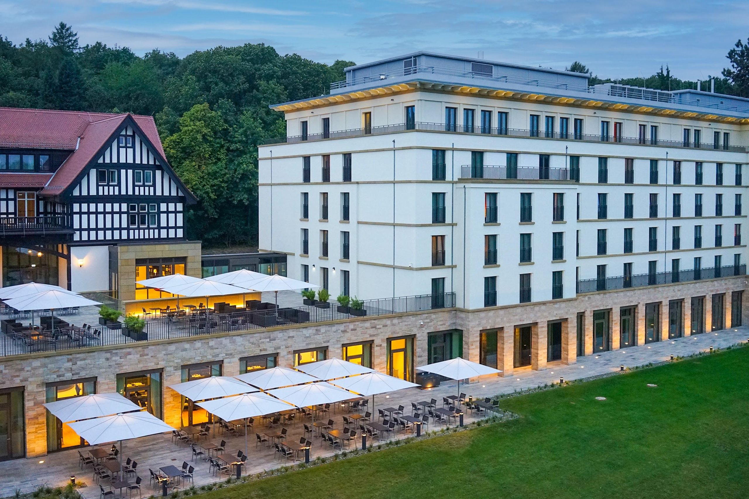 Weiße SCHATTELLO-Schirme über der Hotelterrasse des Dorint Oberursel, Blick von oben am Abend