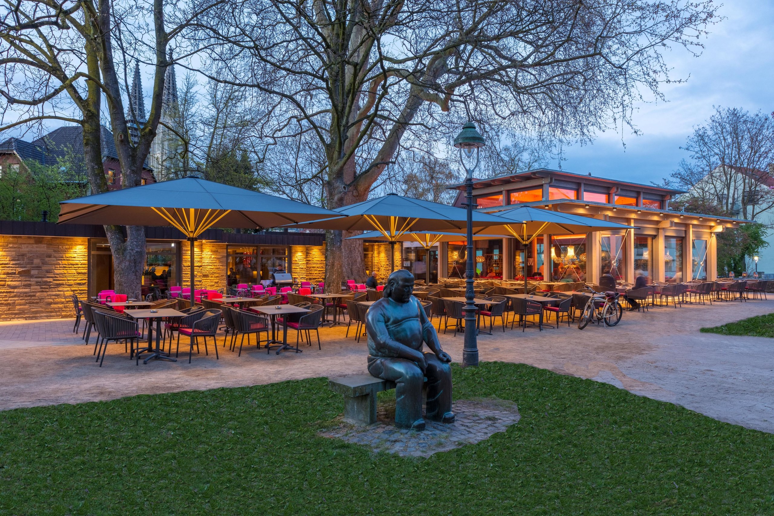 SCHATTELLO-Schirme am Abend über der Gartenterrasse des Solista in Soest