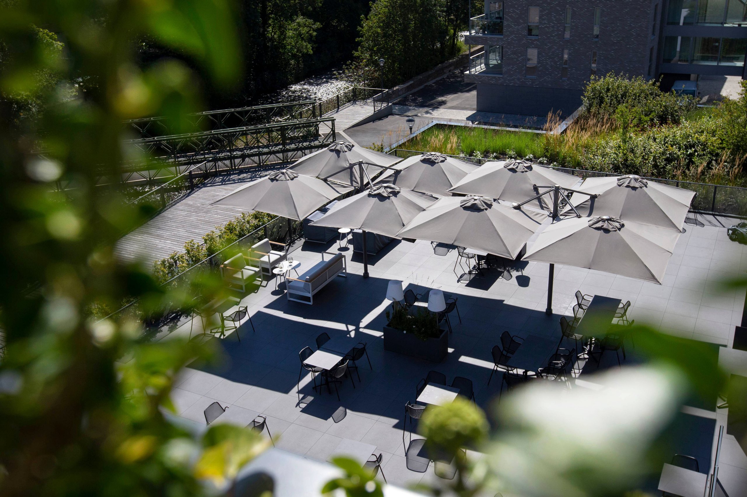 Blick von oben auf gekoppelte Prostor P6 in Bleigrau über einer Dachterrasse mit Tischen
