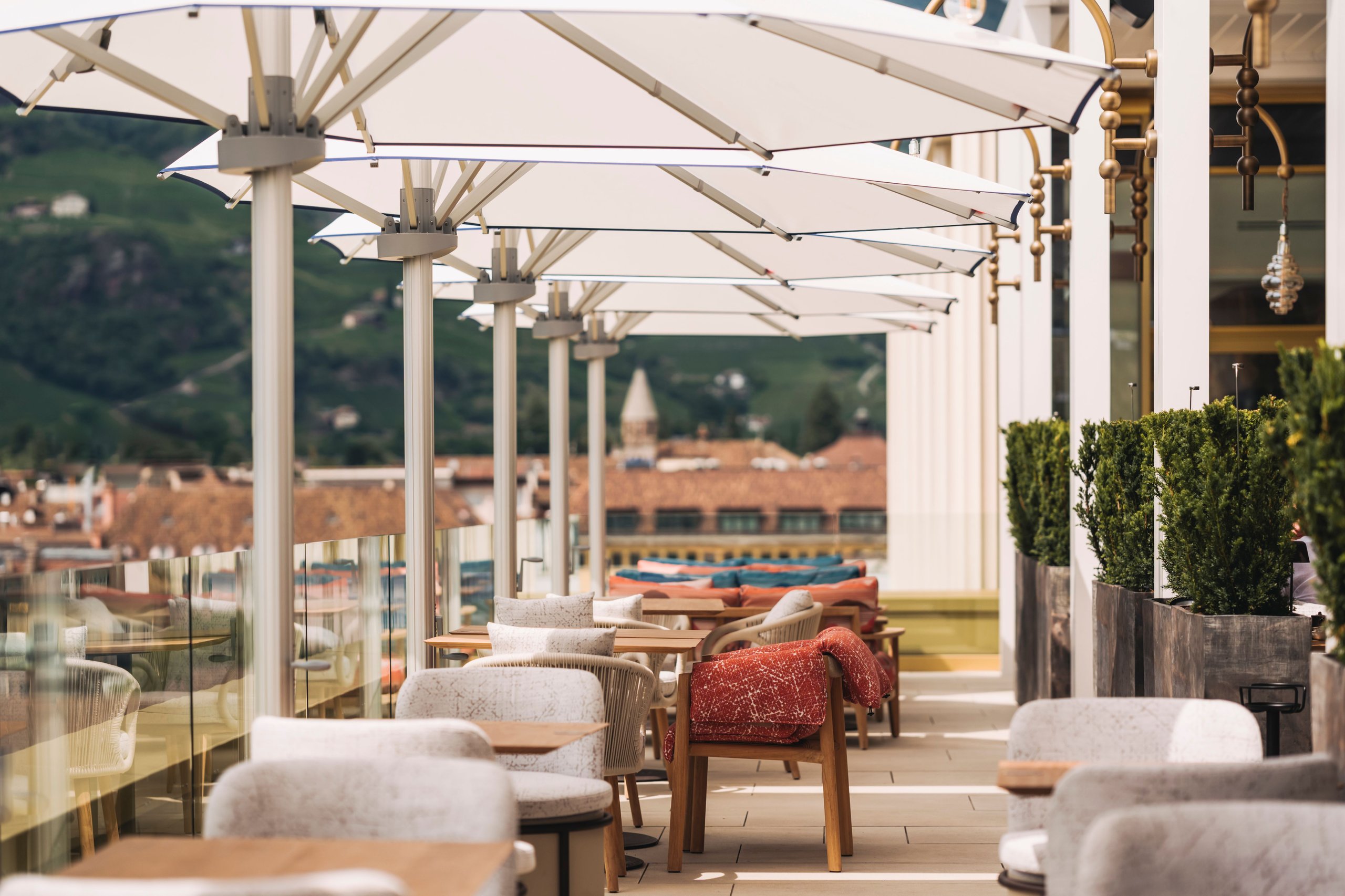 Reihe gekuppelter Glatz Palazzo Noblesse Großschirme auf einer Hotelterrasse