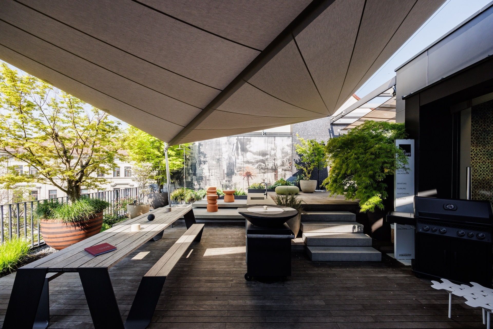 Sonnensegel über einer städtischen Dachterrasse