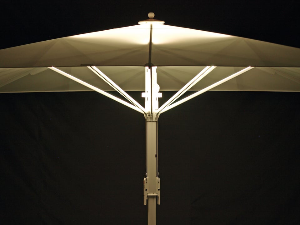 Bahama Jumbrella von unten mit warmweißer LED-Beleuchtung am Abend