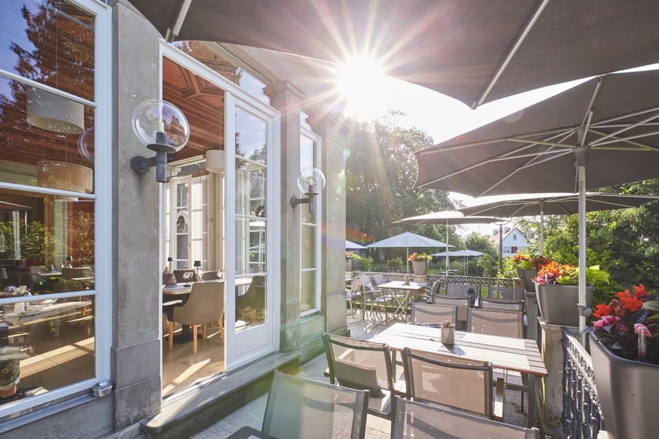 Glatz Sonnenschirme über der Terrasse des Restaurants LEOPOLD am See in Lindau