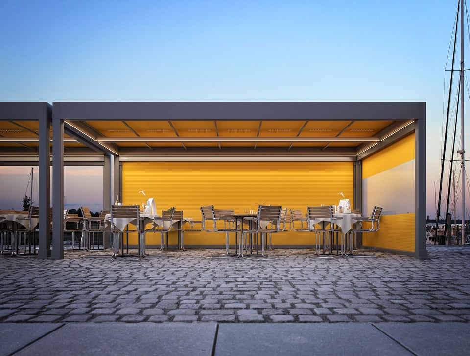 markilux Vertikalmarkise mit warmem Licht an einer Pergola am Abend