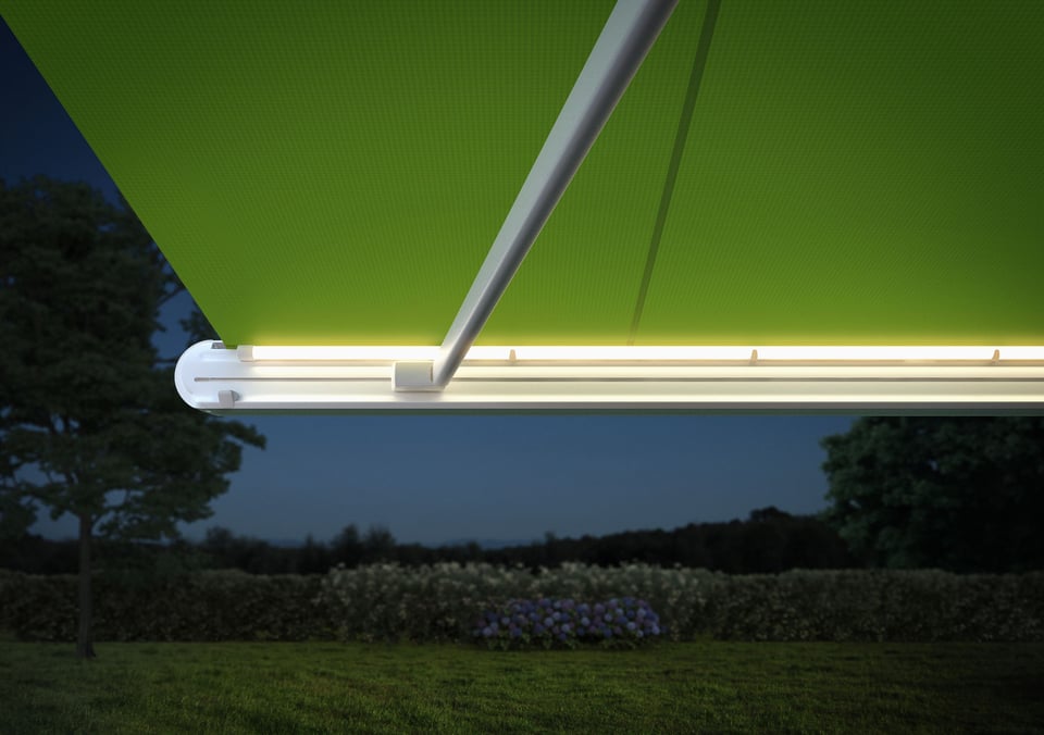 LED-Line der markilux MX-1 compact: dimmbarer Lichtstreifen im Ausfallprofil bei Nacht