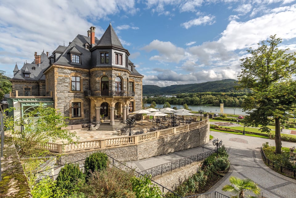 Bahama Jumbrella Großschirme über der Terrasse von Schloss Lieser an der Mosel