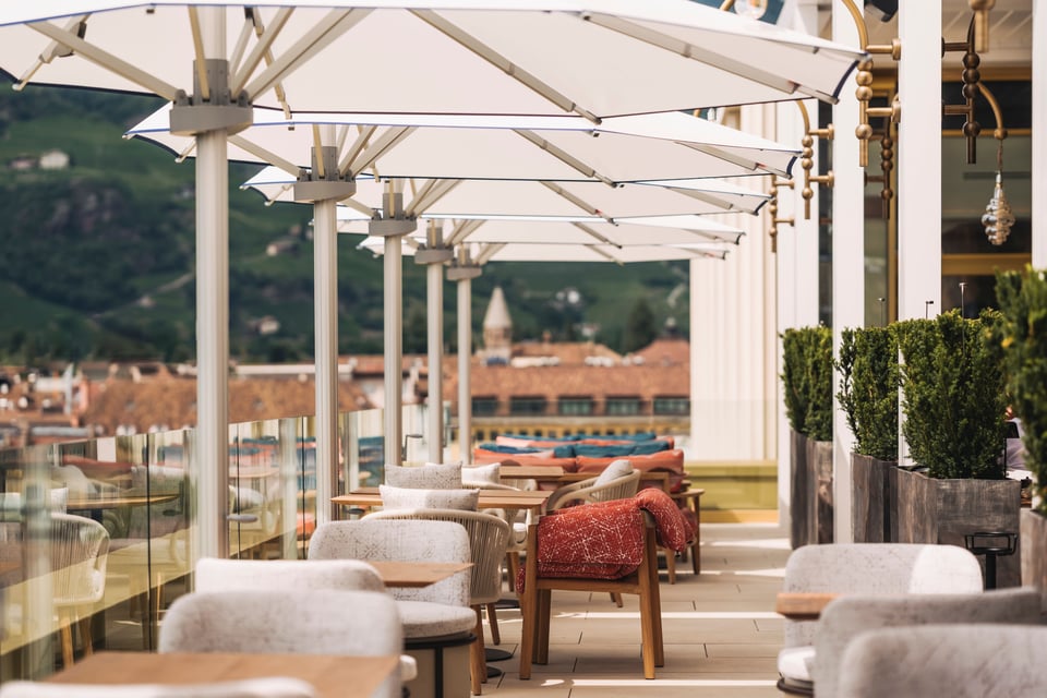 Gekuppelte Glatz Palazzo Noblesse Großschirme über einer Hotelterrasse