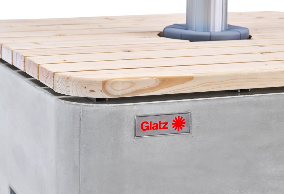 Glatz Beton-Cube Schirmsockel mit Holzauflage im Detail – Sockellösung ohne neue Bodenarbeiten