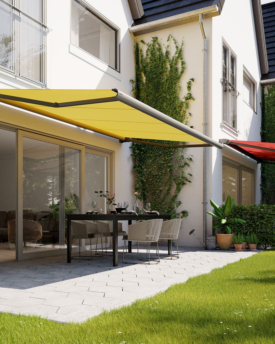 Nachgerüstete markilux 900 Klemmmarkise mit gelbem Tuch über der Terrasse eines Reihenhauses