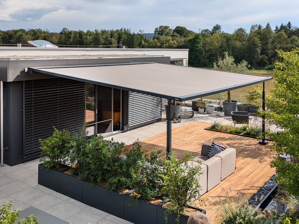 markilux pergola style überdacht eine moderne Terrasse mit hellem Tuch