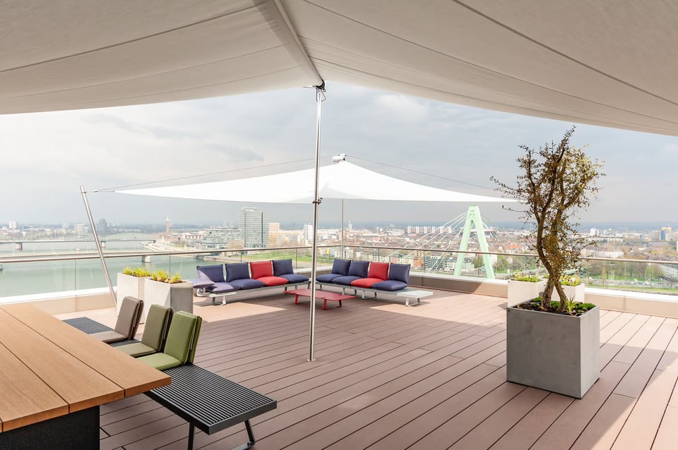 Sonnensegel über einer Penthouse-Dachterrasse