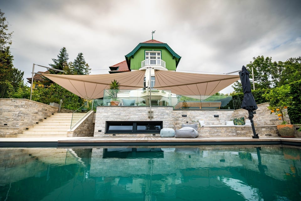 Sonnensegel über einer privaten Gartenterrasse
